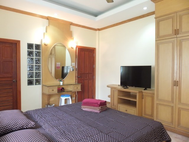 House for Rent East Pattaya showing the master bedroom suite 