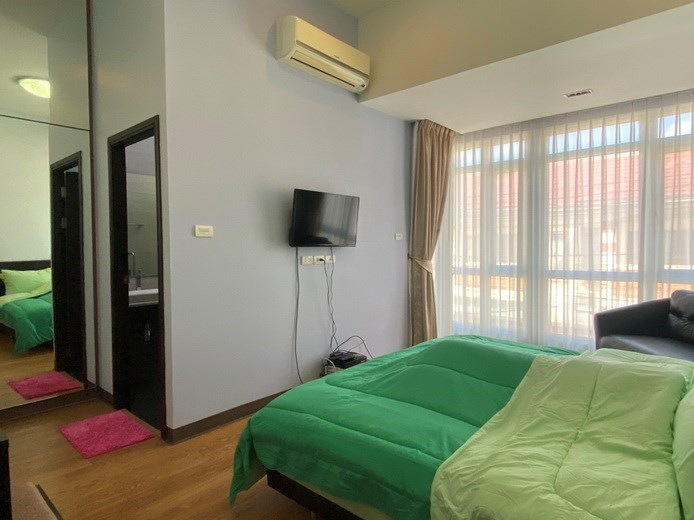 House for rent East Pattaya showing the master bedroom suite