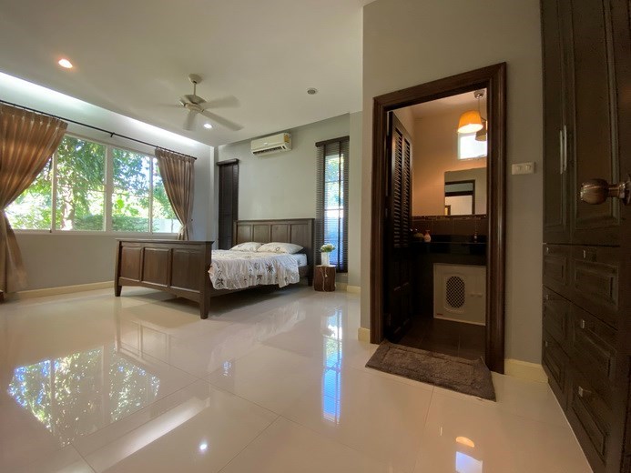 House for rent East Pattaya showing the master bedroom suite