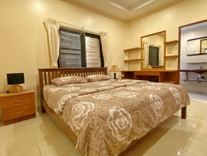 House for rent East Pattaya showing the master bedroom suite 