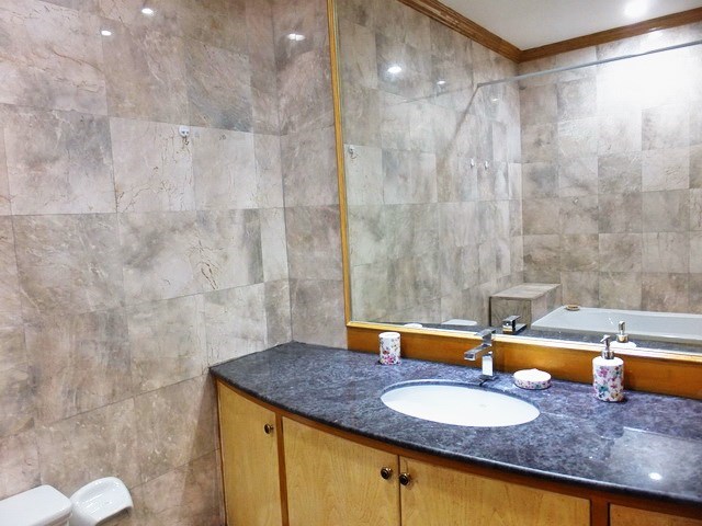 House for rent East Pattaya showing the master bathroom with bathtub 