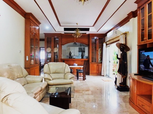 House for rent East Pattaya showing the living and dining areas 