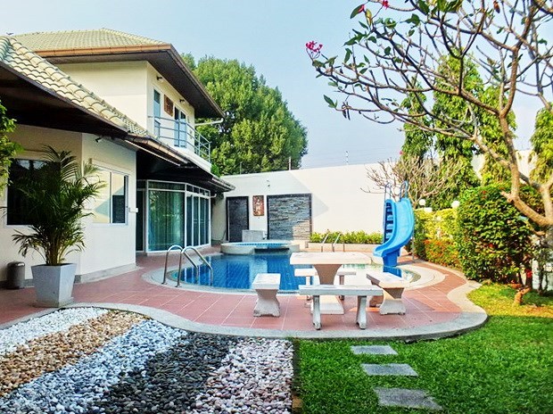 House for rent East Pattaya showing the terraces, garden and pool 