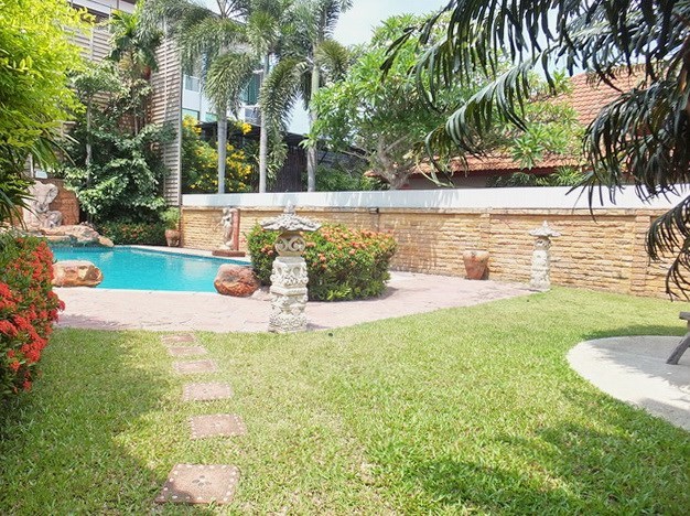 House for Rent East Pattaya showing the pool and garden 