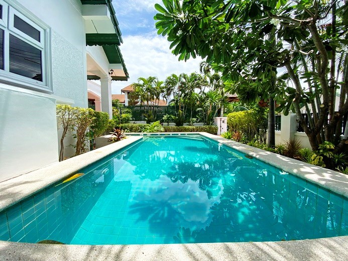 House for rent East Pattaya showing the pool and garden 
