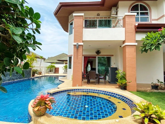 House for rent East Pattaya showing the pool and covered terrace