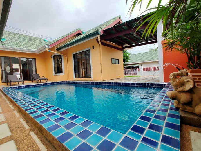 House for rent East Pattaya showing the house, pool and carport