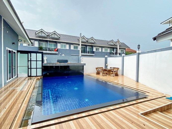 House for rent East Pattaya showing the poolside shower and pool