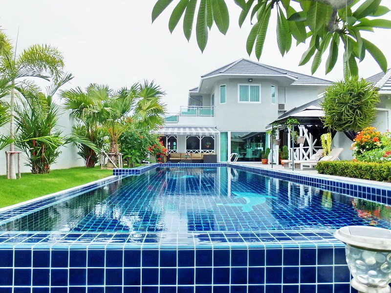 House for rent East Pattaya showing the house and swimming pool