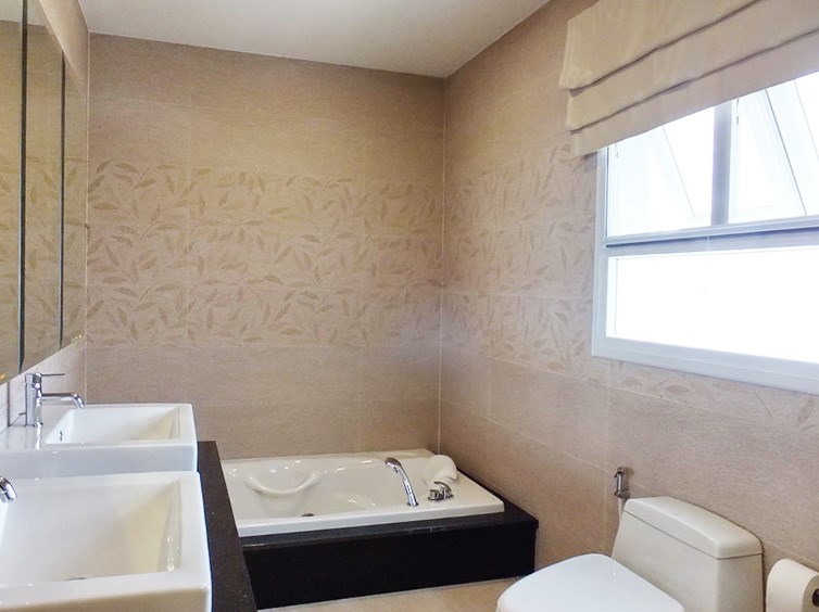 House for rent East Pattaya showing the second bathroom and bathtub 