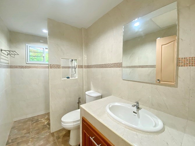 House for rent East Pattaya showing the second bathroom 