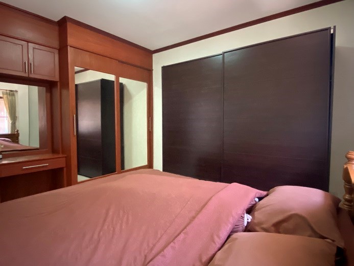 House for rent East Pattaya showing the second bedroom with wardrobes 