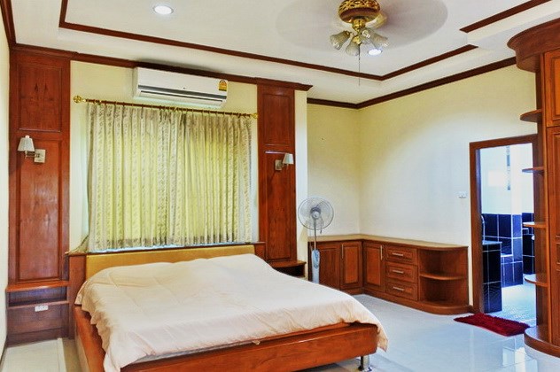 House for Rent East Pattaya showing the master bedroom suite 