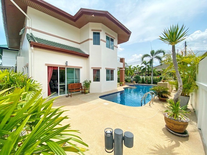 House for rent East Pattaya showing the terrace and pool 