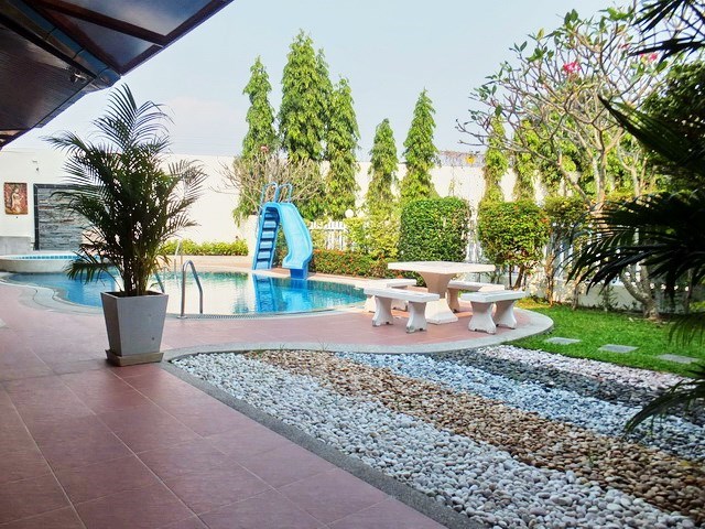 House for rent East Pattaya showing the garden and pool 