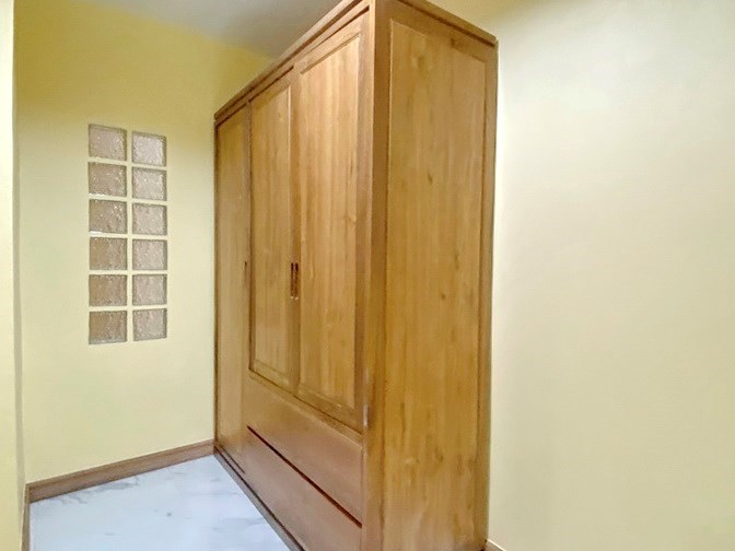 House for rent East Pattaya showing the walk-in wardrobes 