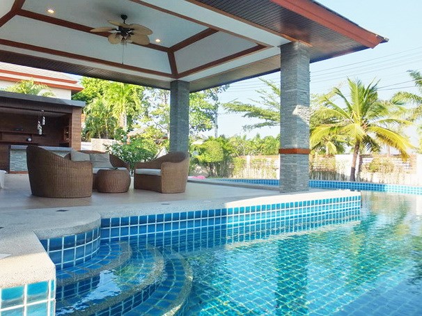 House for rent Huay Yai Pattaya showing the covered terrace, bar and pool 