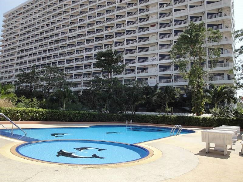 House for rent Jomtien showing the  communal swimming pool 