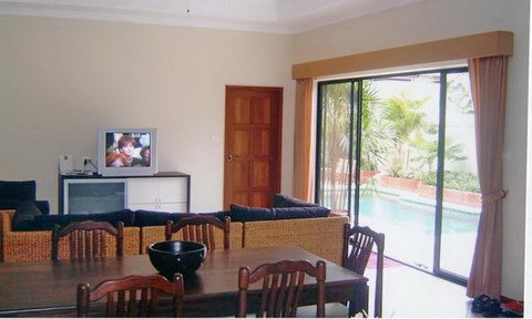 House for rent Jomtien View Talay Villas showing the living and dining areas