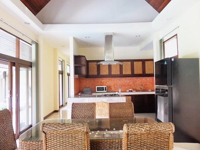 House for rent Mabprachan Pattaya showing the dining and kitchen areas 