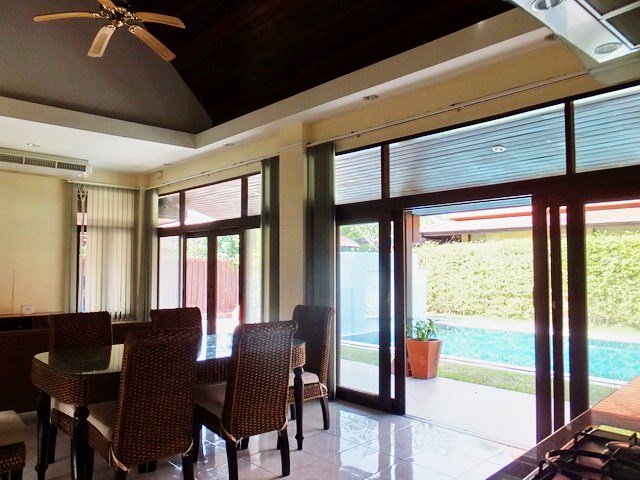 House for rent Mabprachan Pattaya showing the dining area poolside