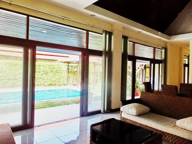 House for rent Mabprachan Pattaya showing the living room poolside 
