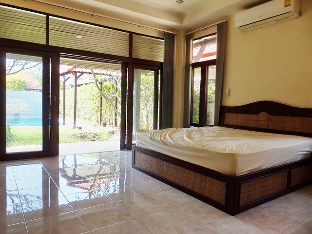 House for rent Mabprachan Pattaya showing the master bedroom poolside