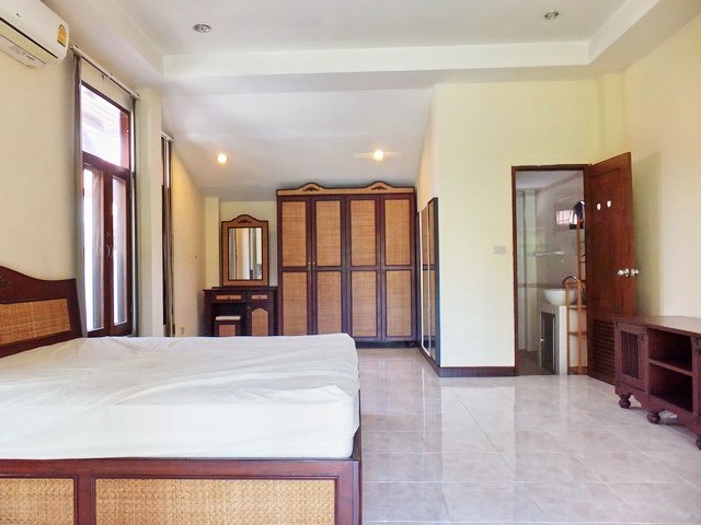 House for rent Mabprachan Pattaya showing the master bedroom suite 