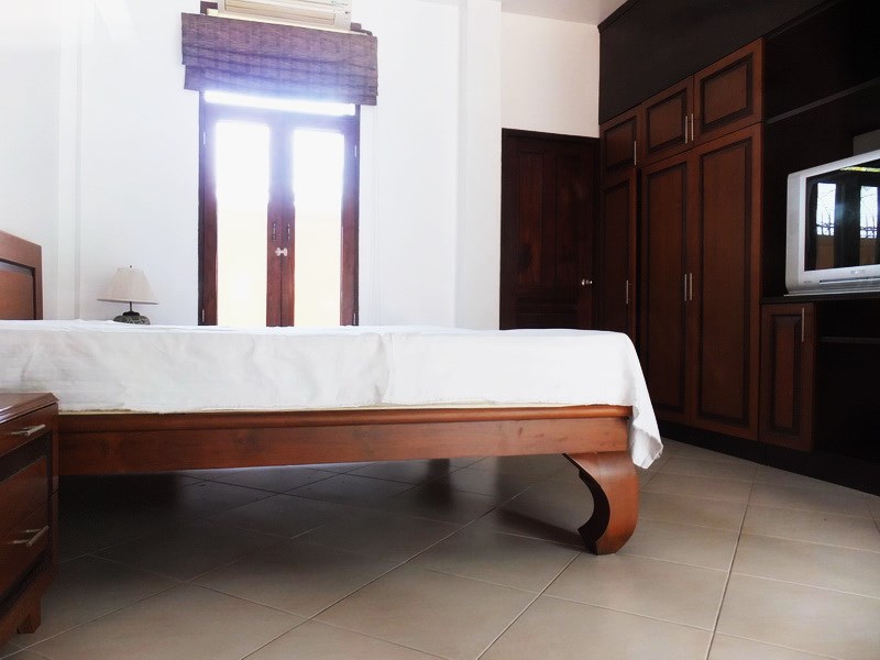 House for rent Mabprachan Pattaya showing a bedroom with built-in wardrobes 