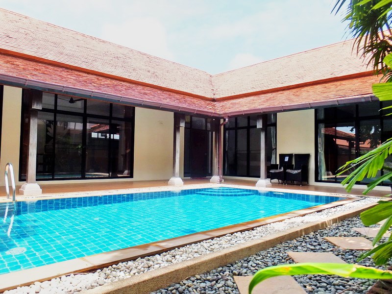 House for rent Mabprachan Pattaya showing the house and pool 