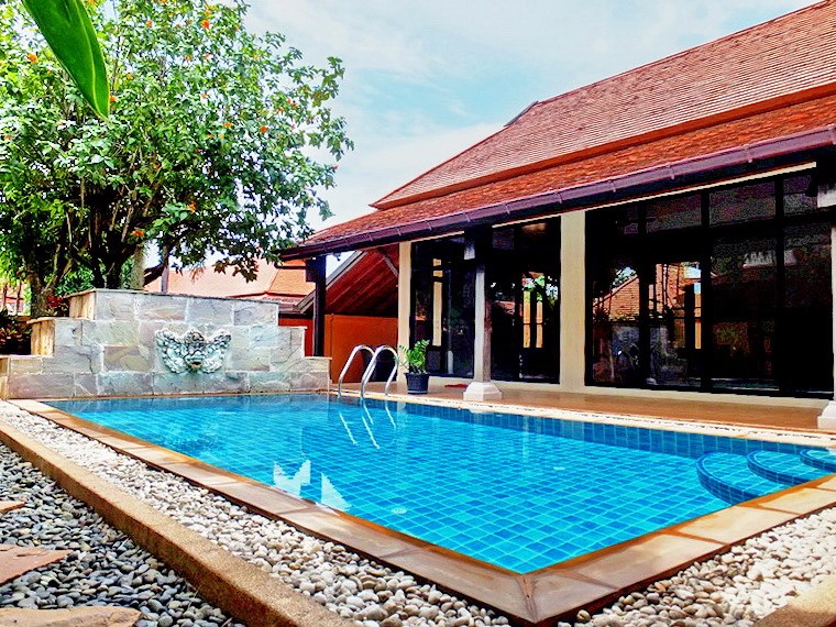House for rent Mabprachan Pattaya showing the house, terrace and pool 