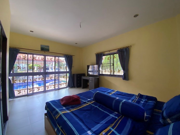 House for rent Mabprachan Pattaya showing the master bedroom with pool view 