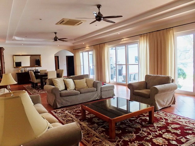 House for rent East Pattaya showing the open pain living room