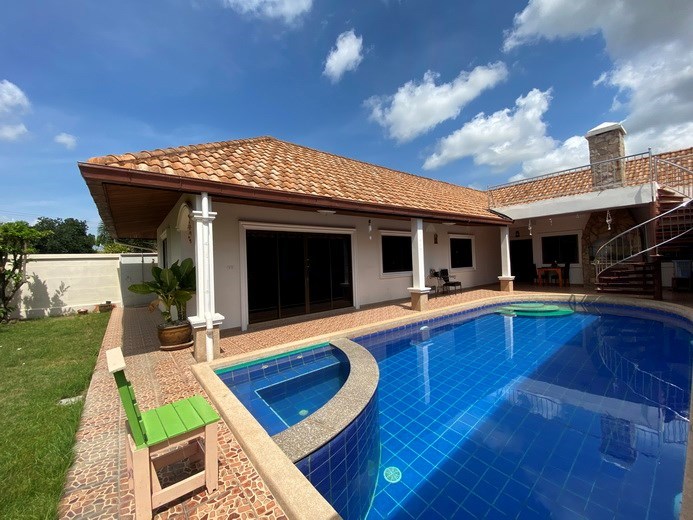 House for rent Mabprachan Pattaya showing the pool and covered terrace 