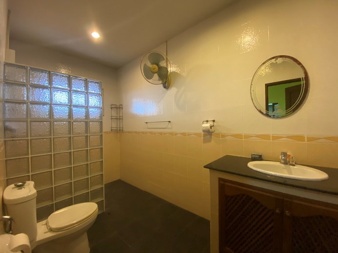 House for rent Mabprachan Pattaya showing the second bathroom 