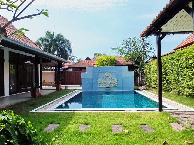 House for rent Mabprachan Pattaya showing the pool and garden 