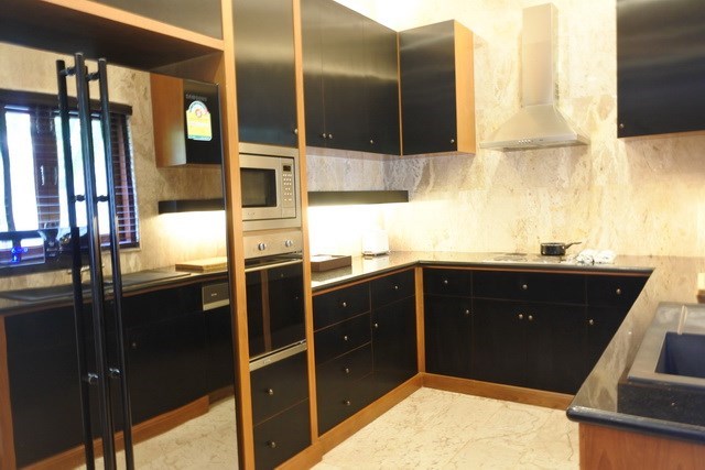 House for sale Na Jomtien showing the kitchen 