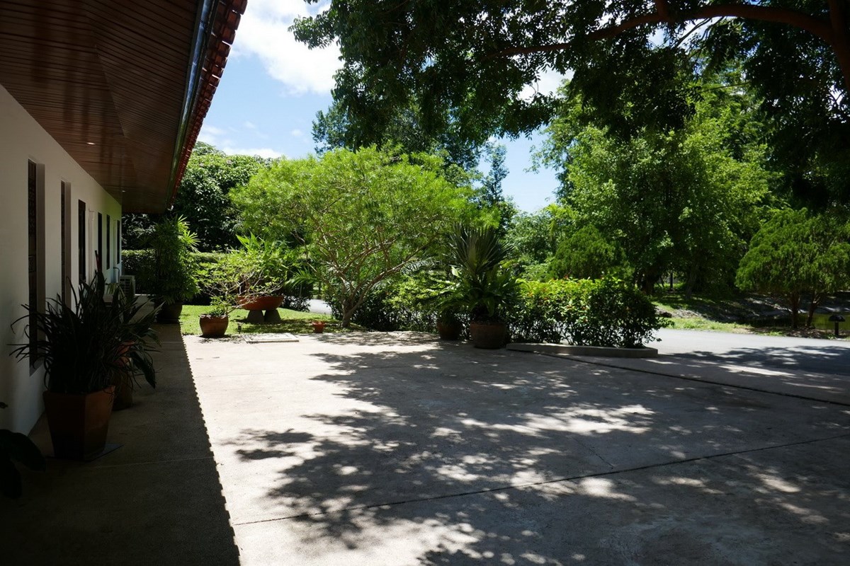 House for rent Pattaya Bangsaray showing the car parking area House for rent Pattaya Bangsaray showing the car parking area