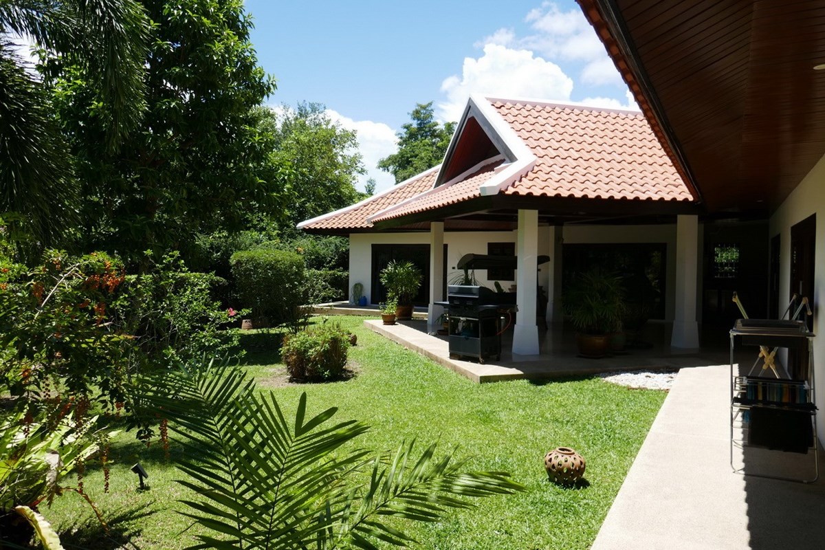House for rent Pattaya Bangsaray showing the garden and house House for rent Pattaya Bangsaray showing the garden and house