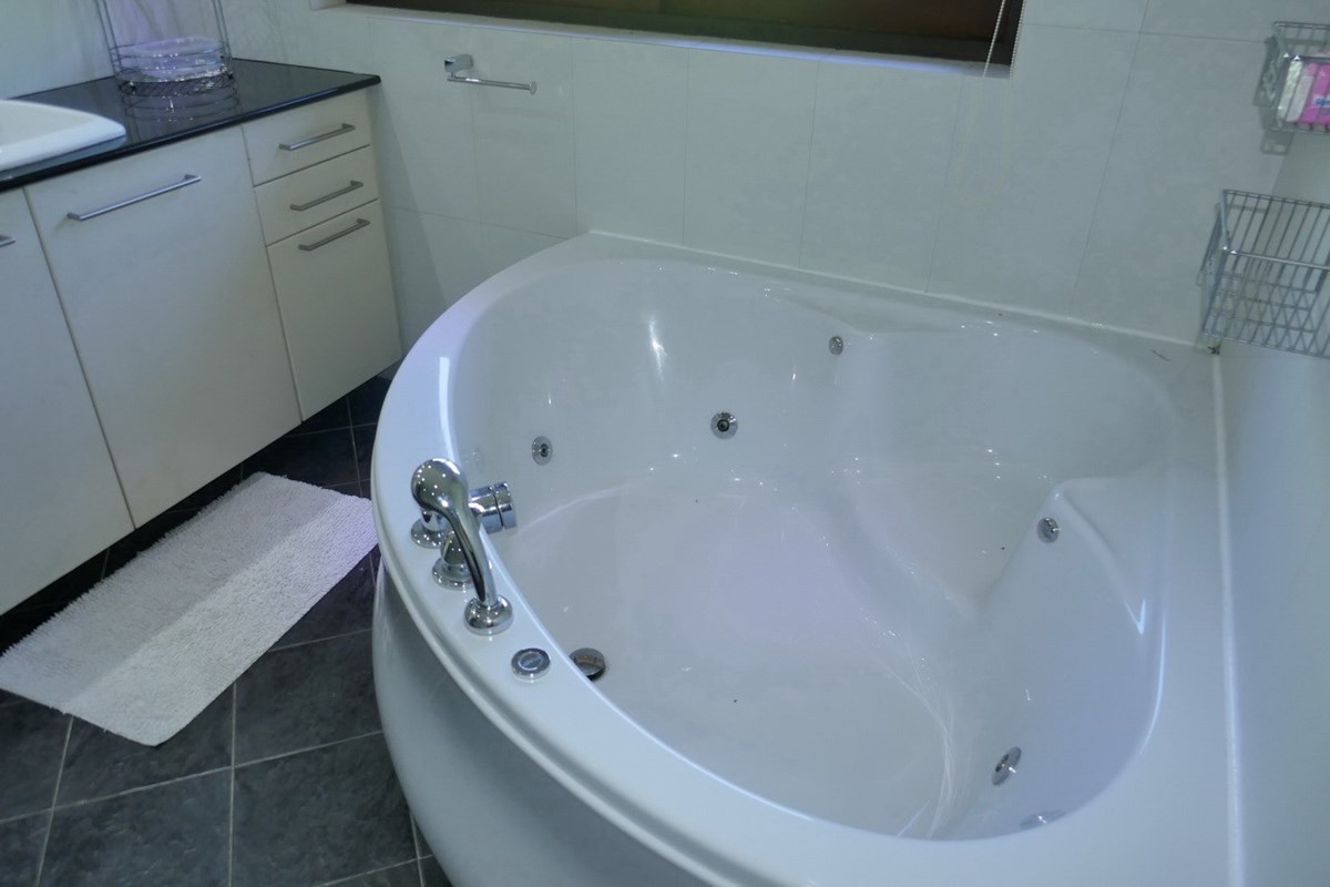 House for rent Pattaya Bangsaray showing the master bathroom House for rent Pattaya Bangsaray showing the master bathroom