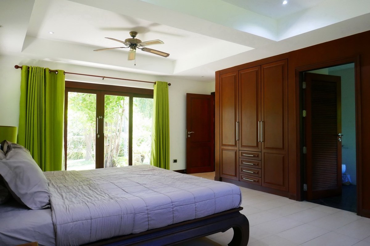 House for rent Pattaya Bangsaray showing the master bedroom suite House for rent Pattaya Bangsaray showing the master bedroom suite