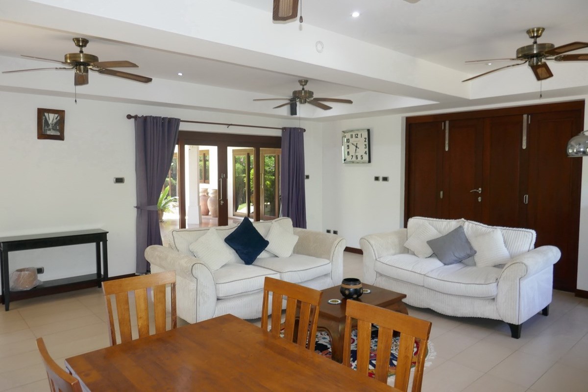 House for rent Pattaya Bangsaray showing the open plan living area