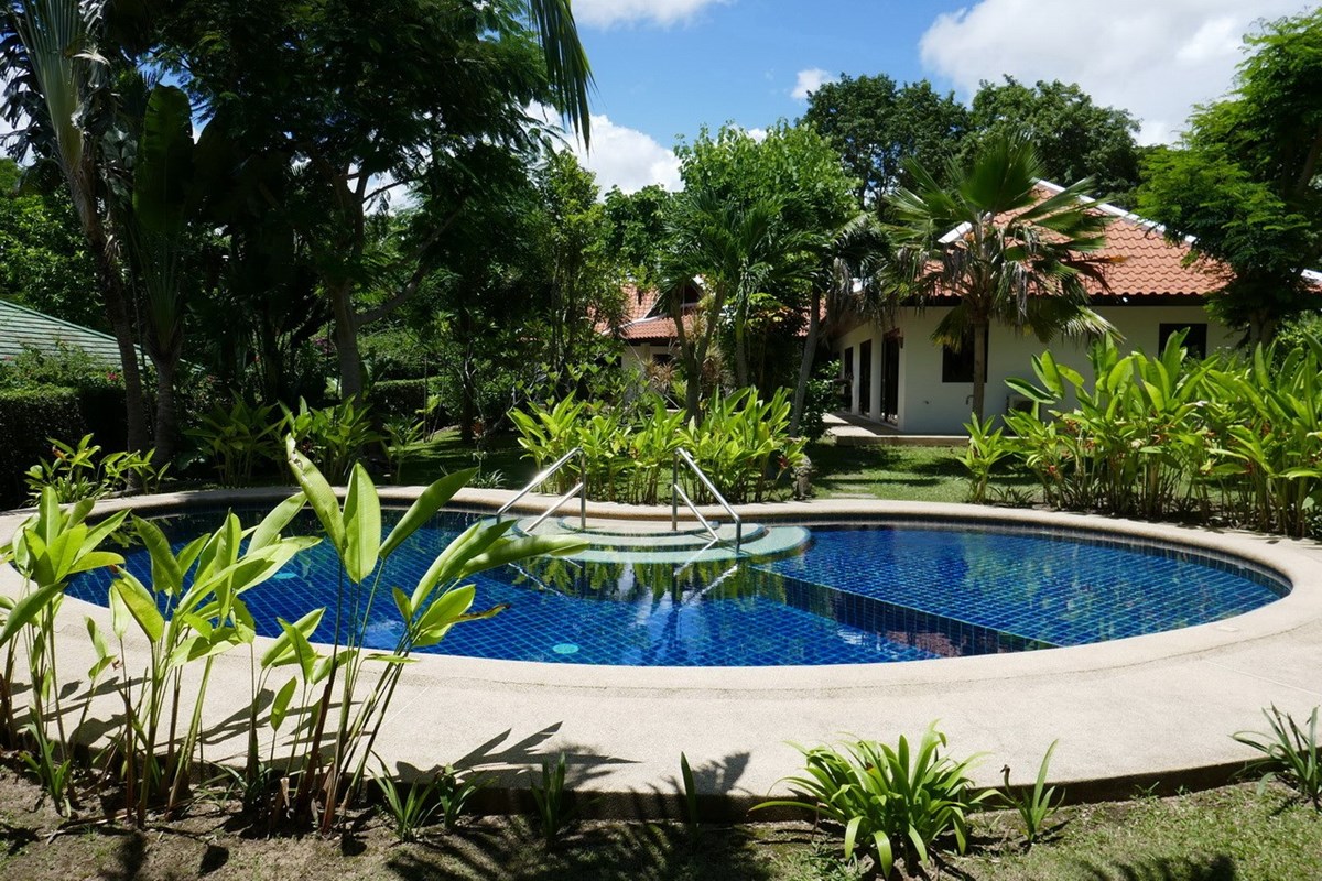 House for rent Pattaya Bangsaray showing the tranquil pool
