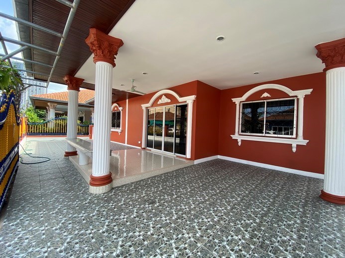 House for rent Pattaya showing the carport and terrace