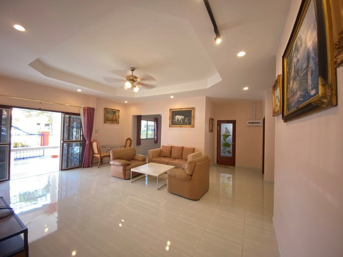 House for rent Pattaya showing the living room and entrance 