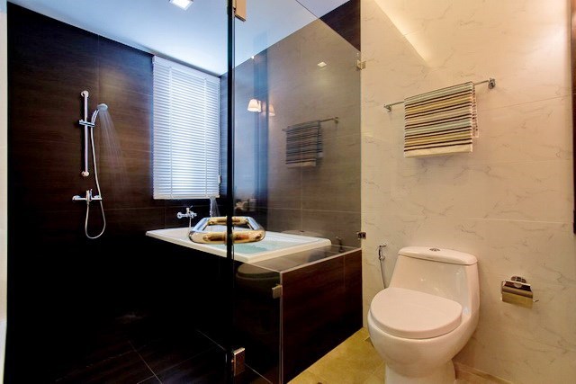 House for rent East Jomtien showing the master bathroom 