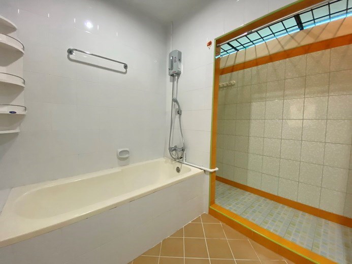 House for rent South Pattaya showing the master bathroom 