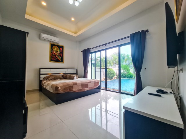 House for rent Pattaya showing the master bedroom suite