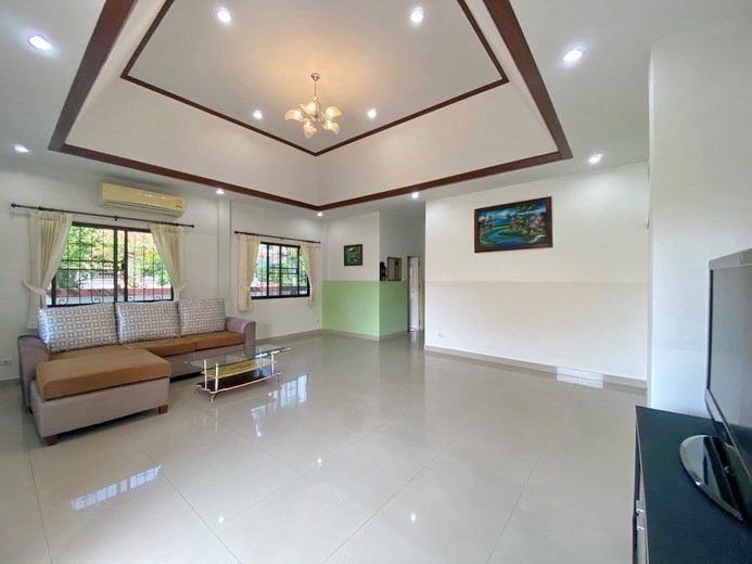 House for rent South Pattaya showing the open plan living area 