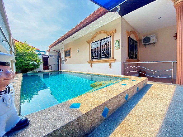 House for rent Pattaya showing the house and pool 